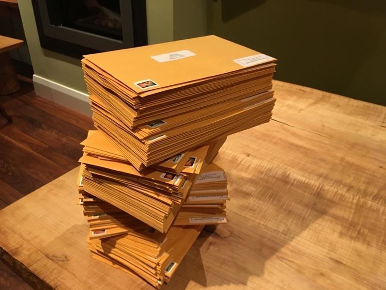 Piles de lettres dans des enveloppes jaunes envoyées lors des campagnes de 2017